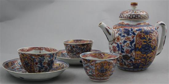 A Chinese export Dutch decorated teapot, three teabowls and two saucers, 18th century, teapot 17cm, some damage